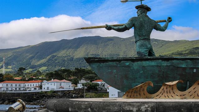 Mitte der achtziger Jahre ging auch auf Pico die Ära des Walfangs zu ende. 1987 wurde in der Walfabrik von Lajes do Pico der letzte Wal an Land gezogen. An diese Zeit erinnert die auf dem Bild gezeigte Statue.
